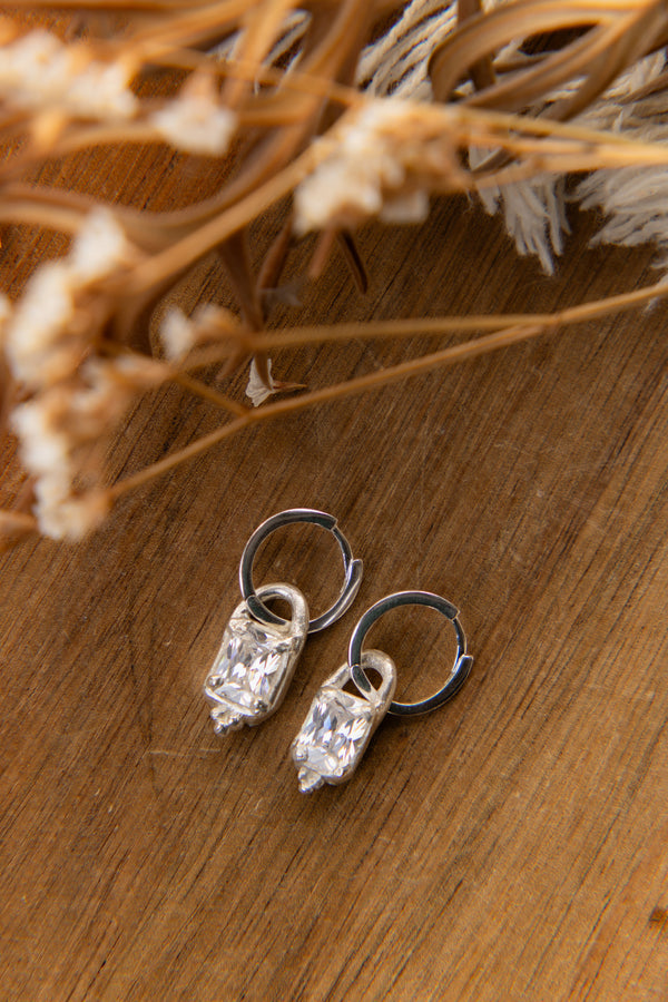Clear Earrings - daisy doe