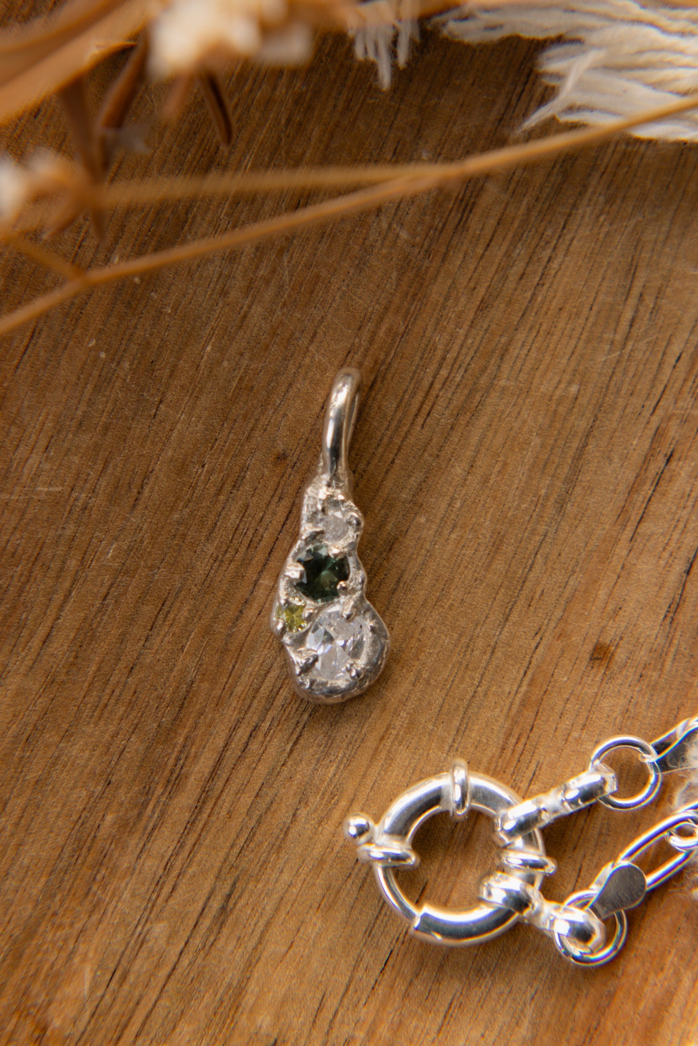 Mossgreen stone Pendant top with Chanky Chain Necklace B