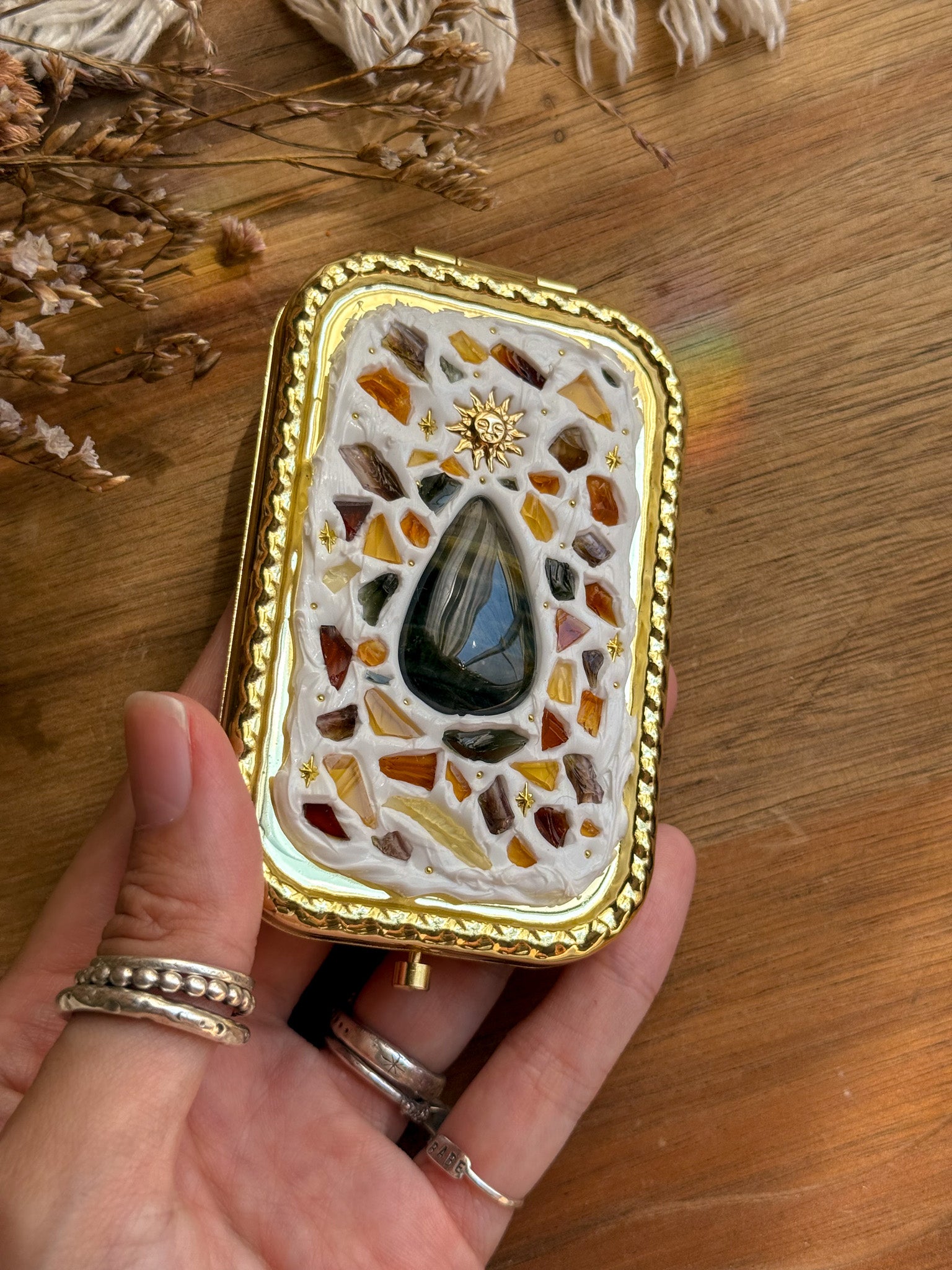 Upcycle glass mirror - Gold J - Mix Tiger Eye