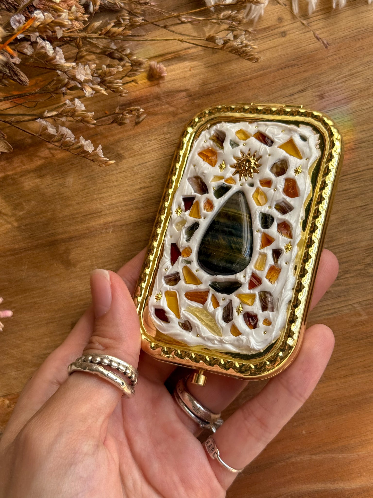Upcycle glass mirror - Gold J - Mix Tiger Eye