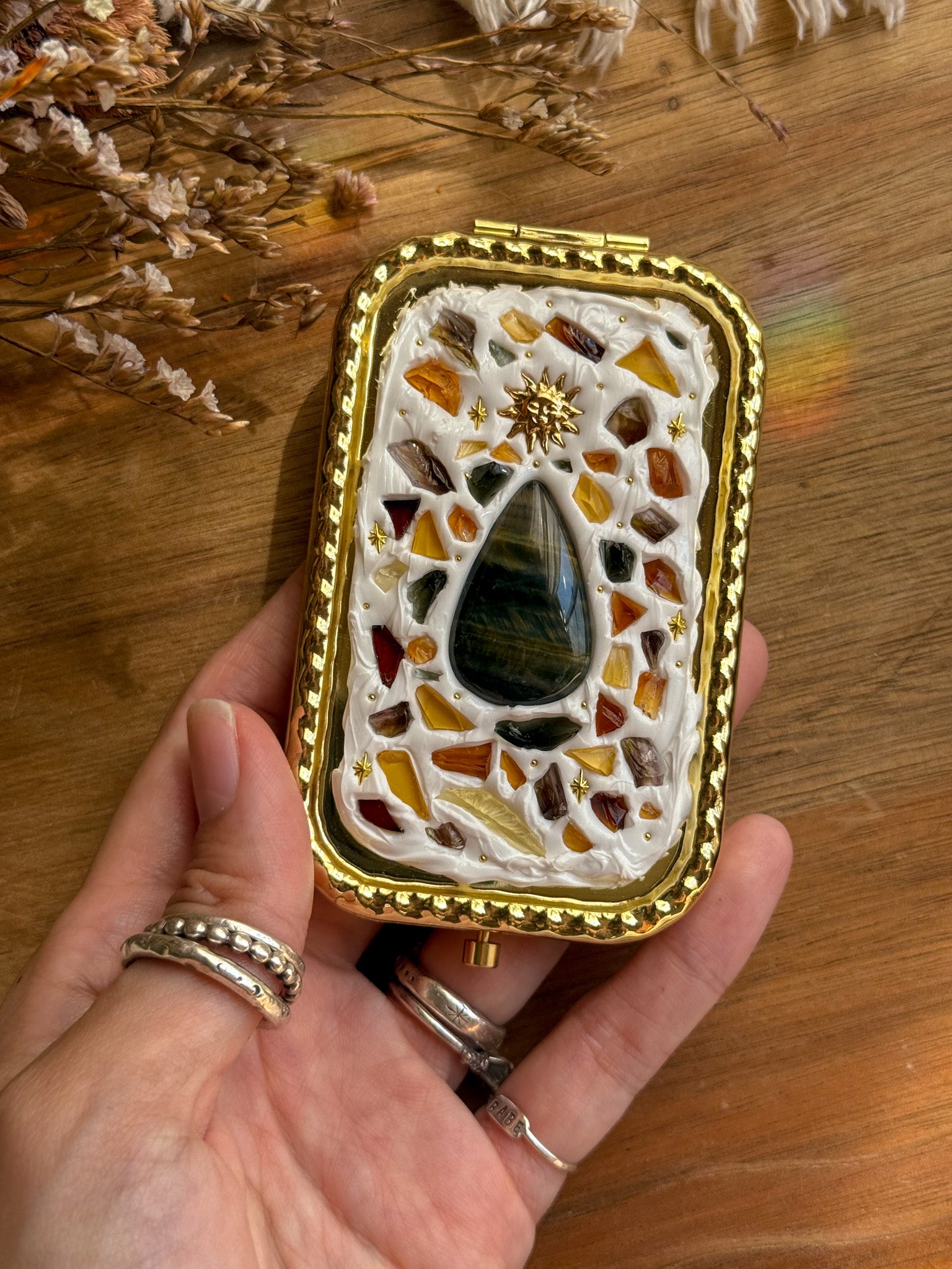 Upcycle glass mirror - Gold J - Mix Tiger Eye