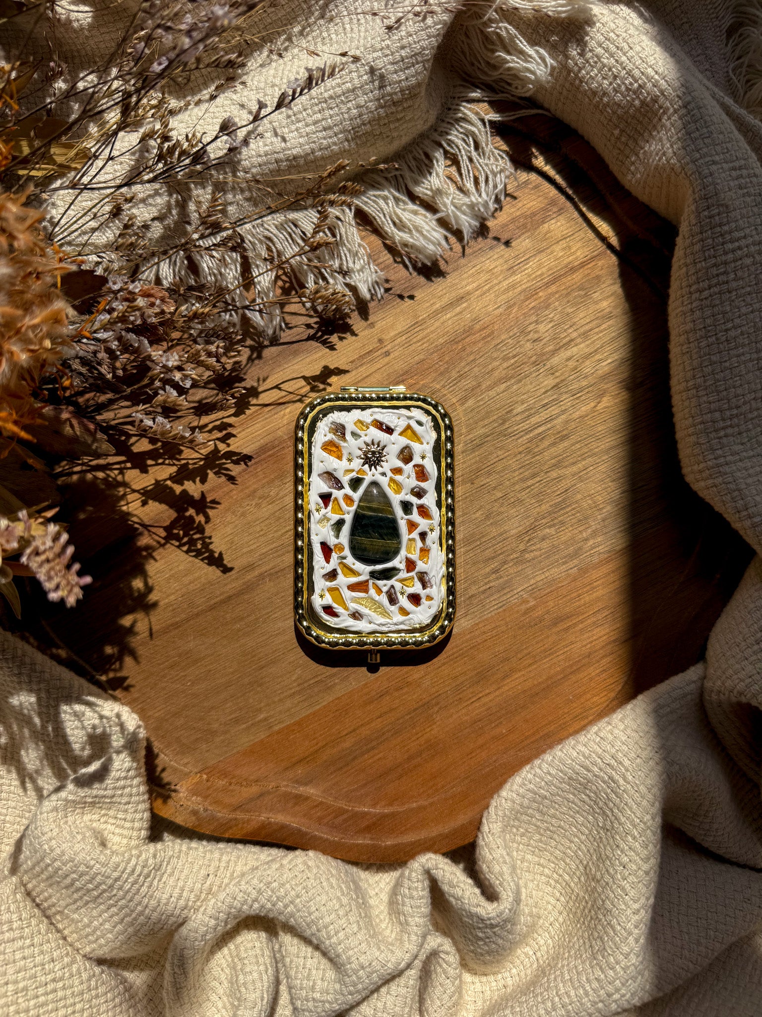 Upcycle glass mirror - Gold J - Mix Tiger Eye