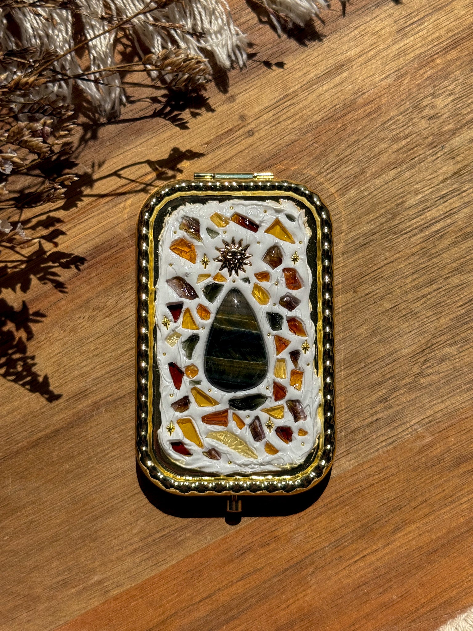 Upcycle glass mirror - Gold J - Mix Tiger Eye