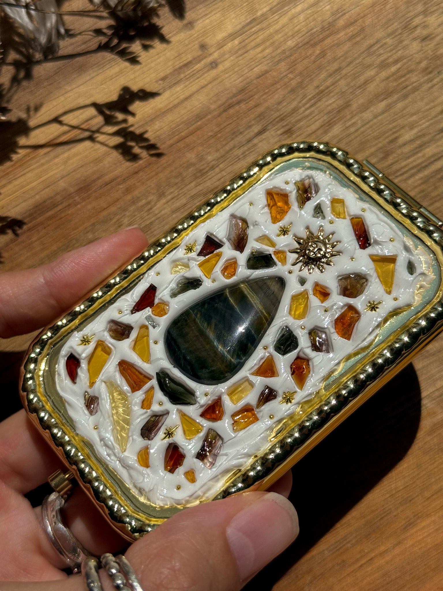 Upcycle glass mirror - Gold J - Mix Tiger Eye