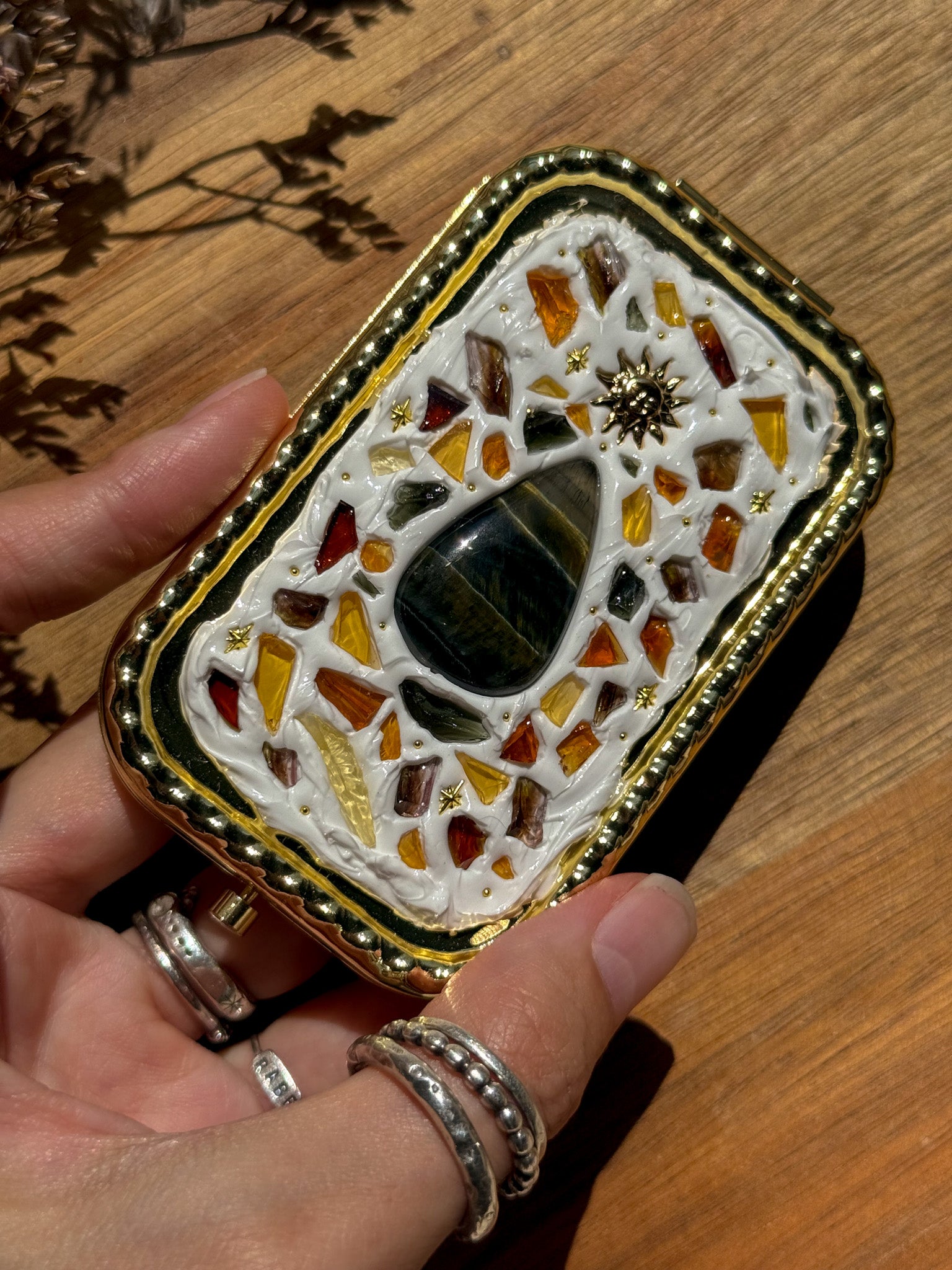 Upcycle glass mirror - Gold J - Mix Tiger Eye